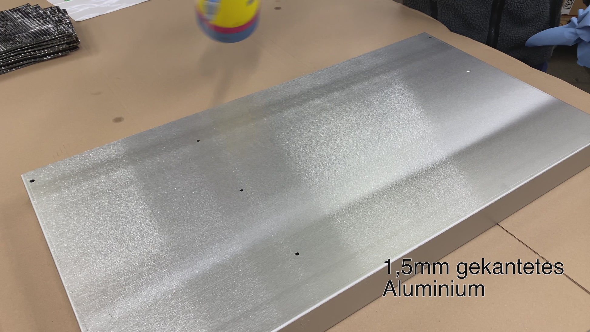 Eine Schallschutzmatte aus Alu-Butly schluckt vibrationen und macht die Ablage etwas leiser beim Beladen.